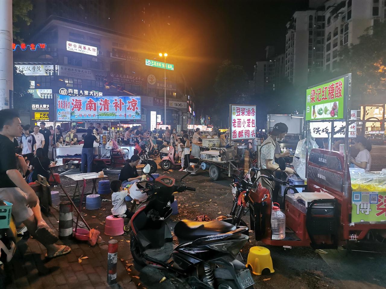 最近好像很多地方都开始整治夜市摆摊了，主要是地摊夜市开始惹众怒了，所以这次居民还