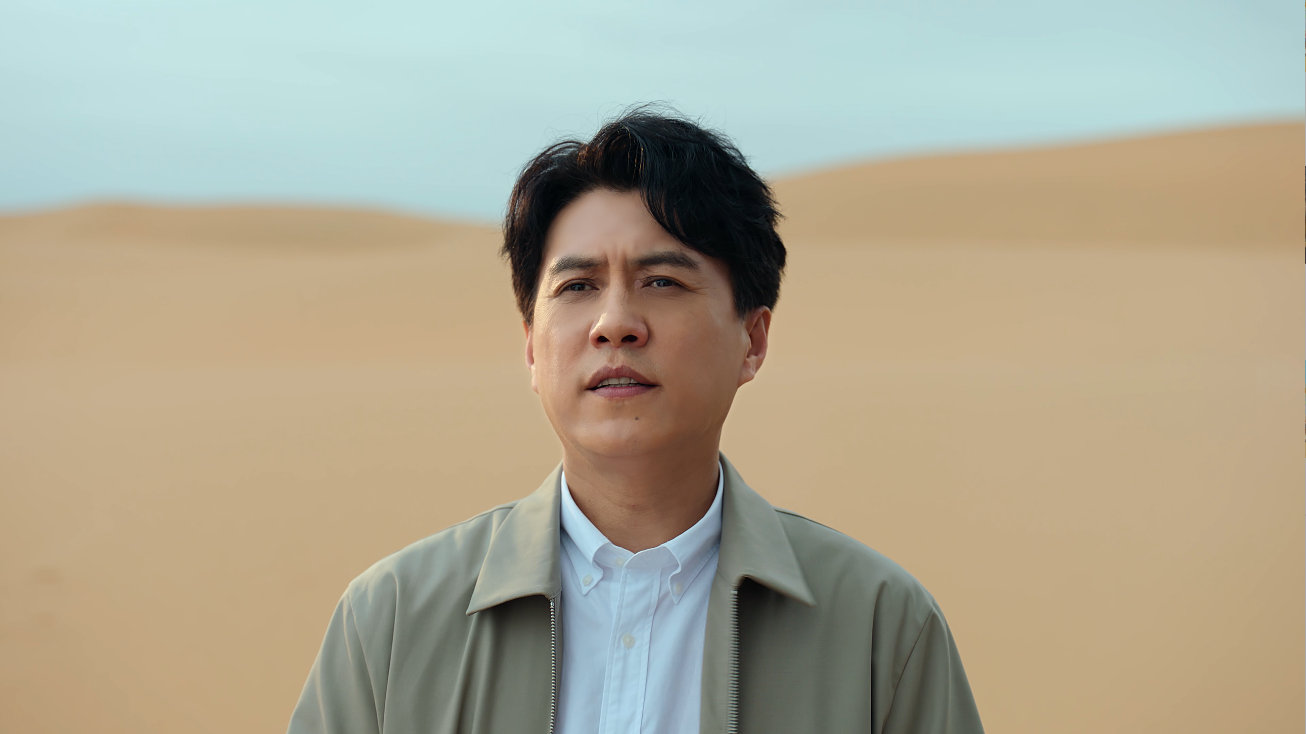 靳东上演乌兰布和大地戏剧 千年风沙为序，万顷青绿作章。靳东踏足乌兰布和，将这片土