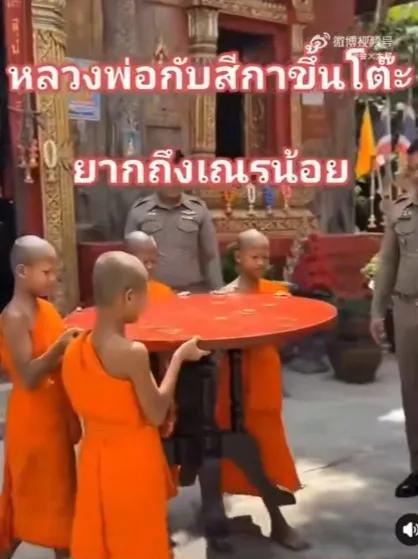 最冤枉的应该是这张桌子吧。
[笑][笑][笑]