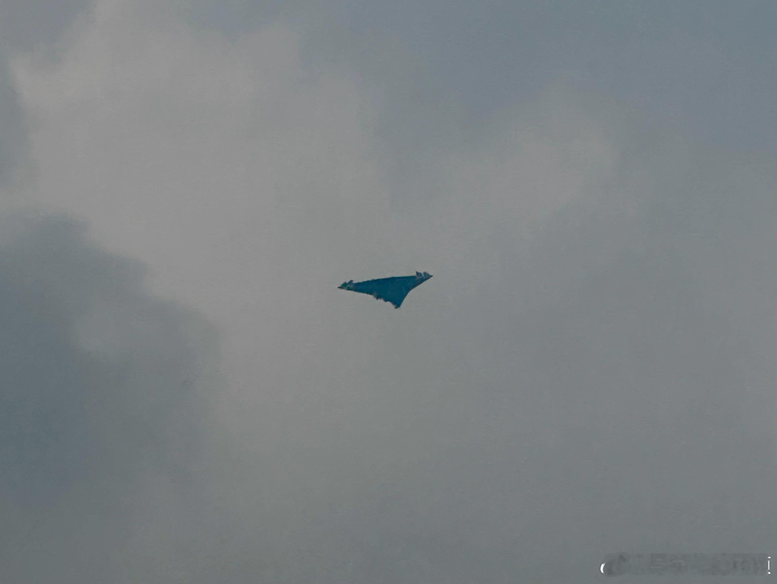 看老甲A比赛，总能有点不期而遇的有趣。今天遇见了老大动静、飞老快的飞机，还有围观