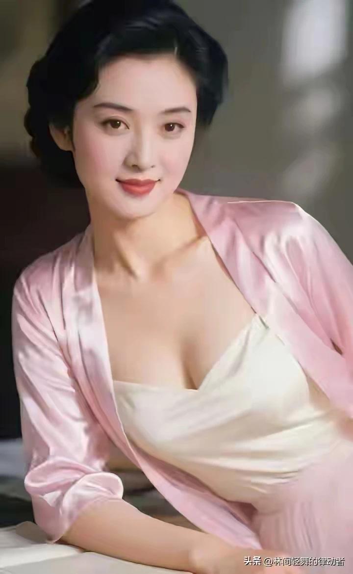 玉脸圆润自带财，
就算不富也镇宅，
娶妻就选微胖女，
雍容华贵惹人爱。