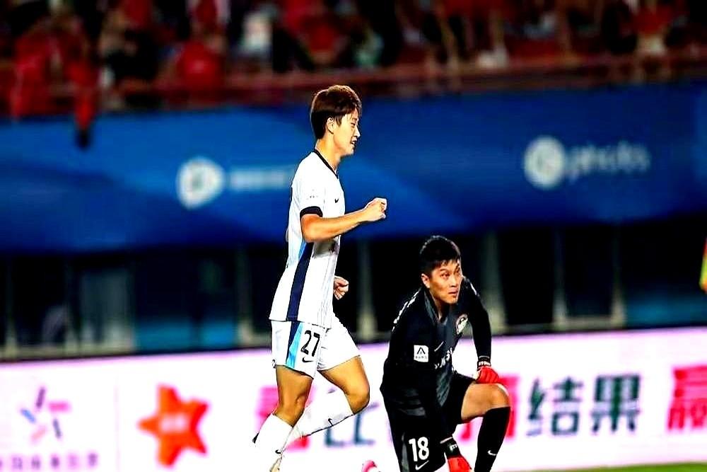 前一秒国家队首秀风光无限，后一秒回俱乐部直接把板凳坐穿。
去年31场造6球的大腿