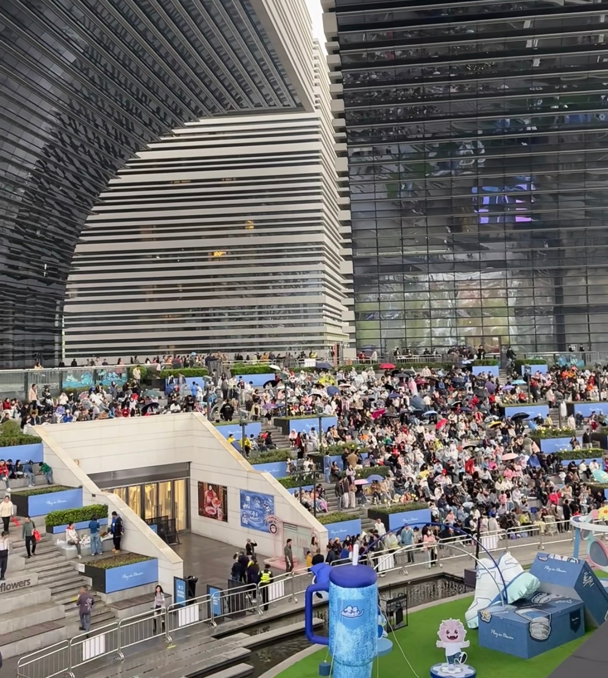 苏超开幕式常州铁骑成打卡点今天苏超常州开幕式交警叔叔用上了新配备的电摩，很多观众