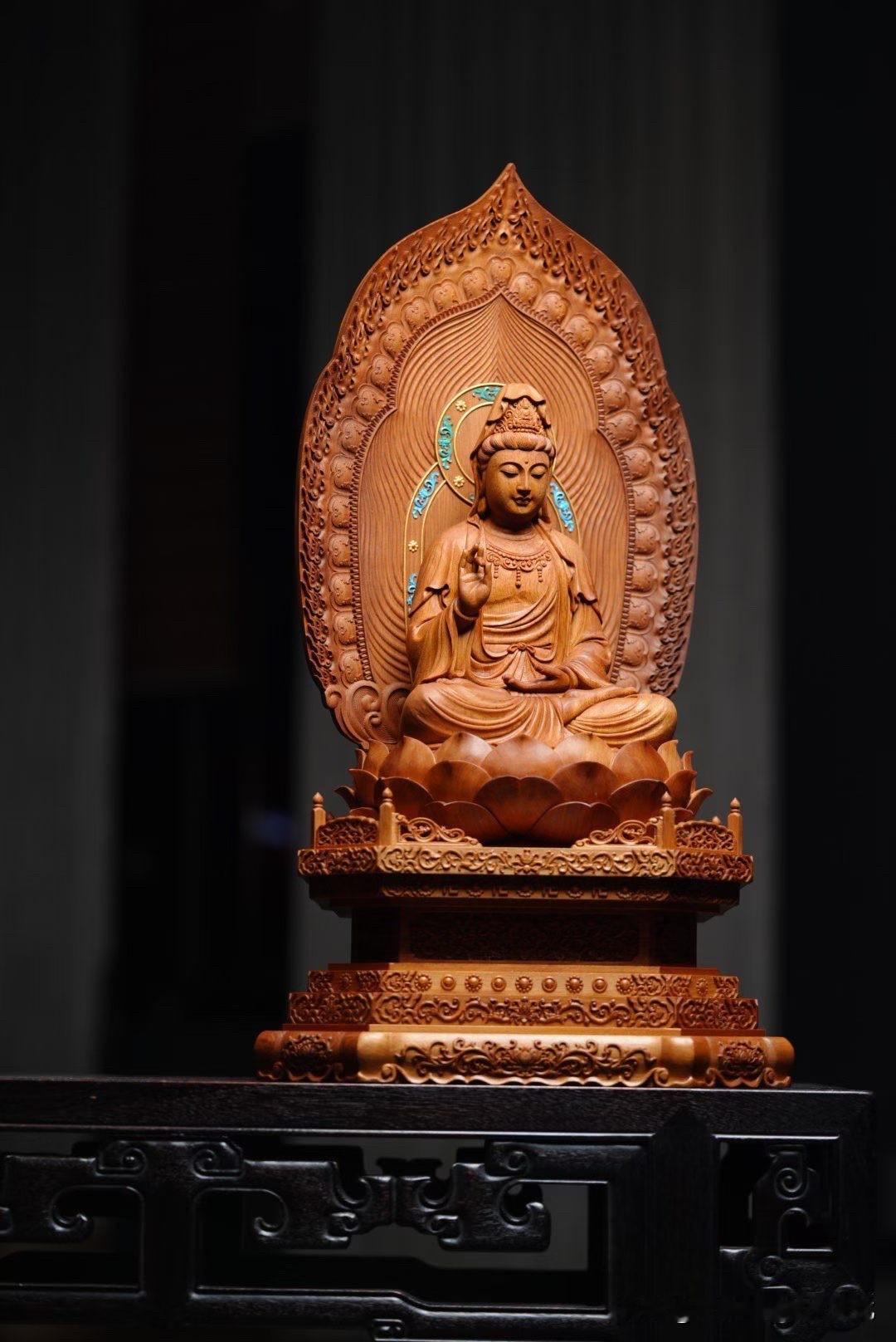 有些观音，不在于“像”，而在于一眼看去，心就慢了下来。

台湾肖楠的底子很安静，