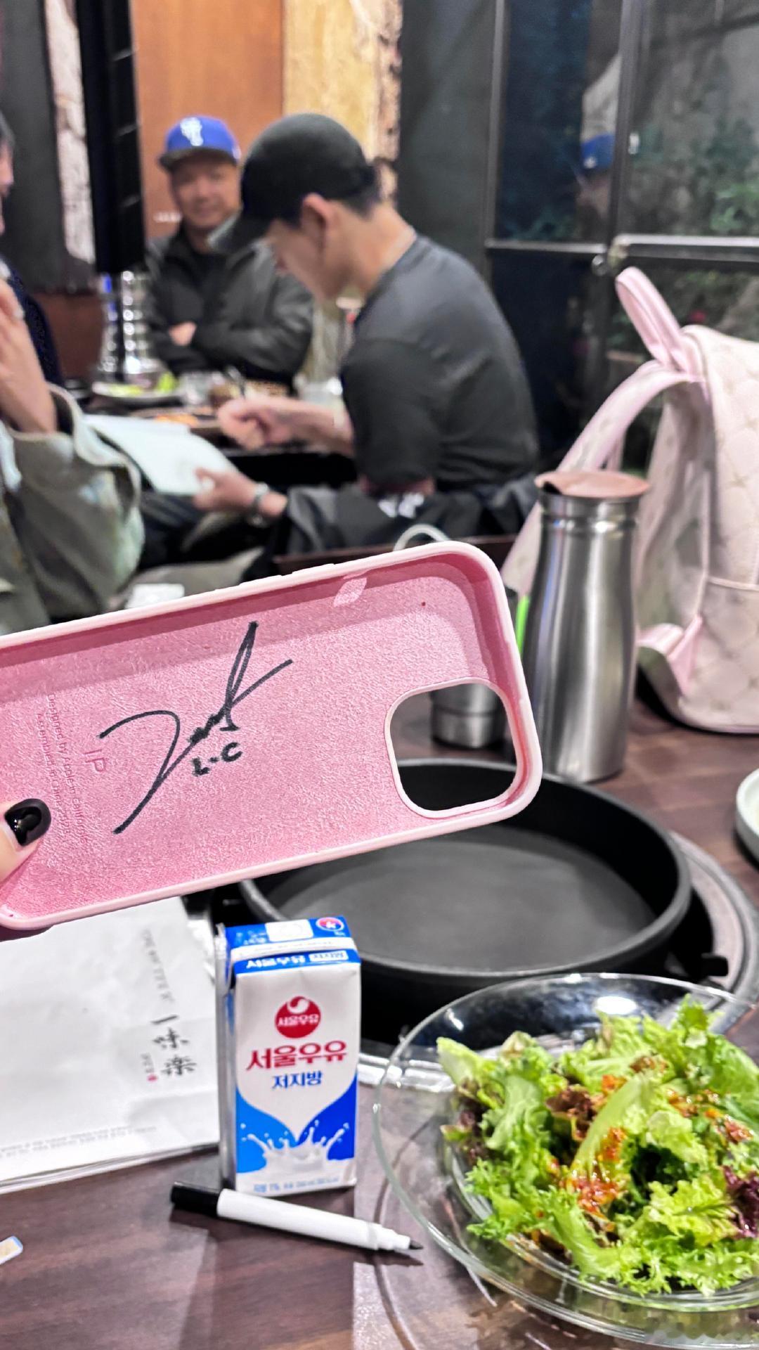 偶遇黄旭熙吃烤肉网友在韩国偶遇黄旭熙吃烤肉，网上说说就算了，现实中看到黄旭熙谁不