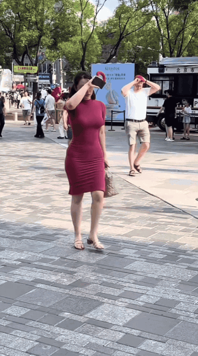 远看二十八，近看绝对三十八，老铁们，你们猜她多大？