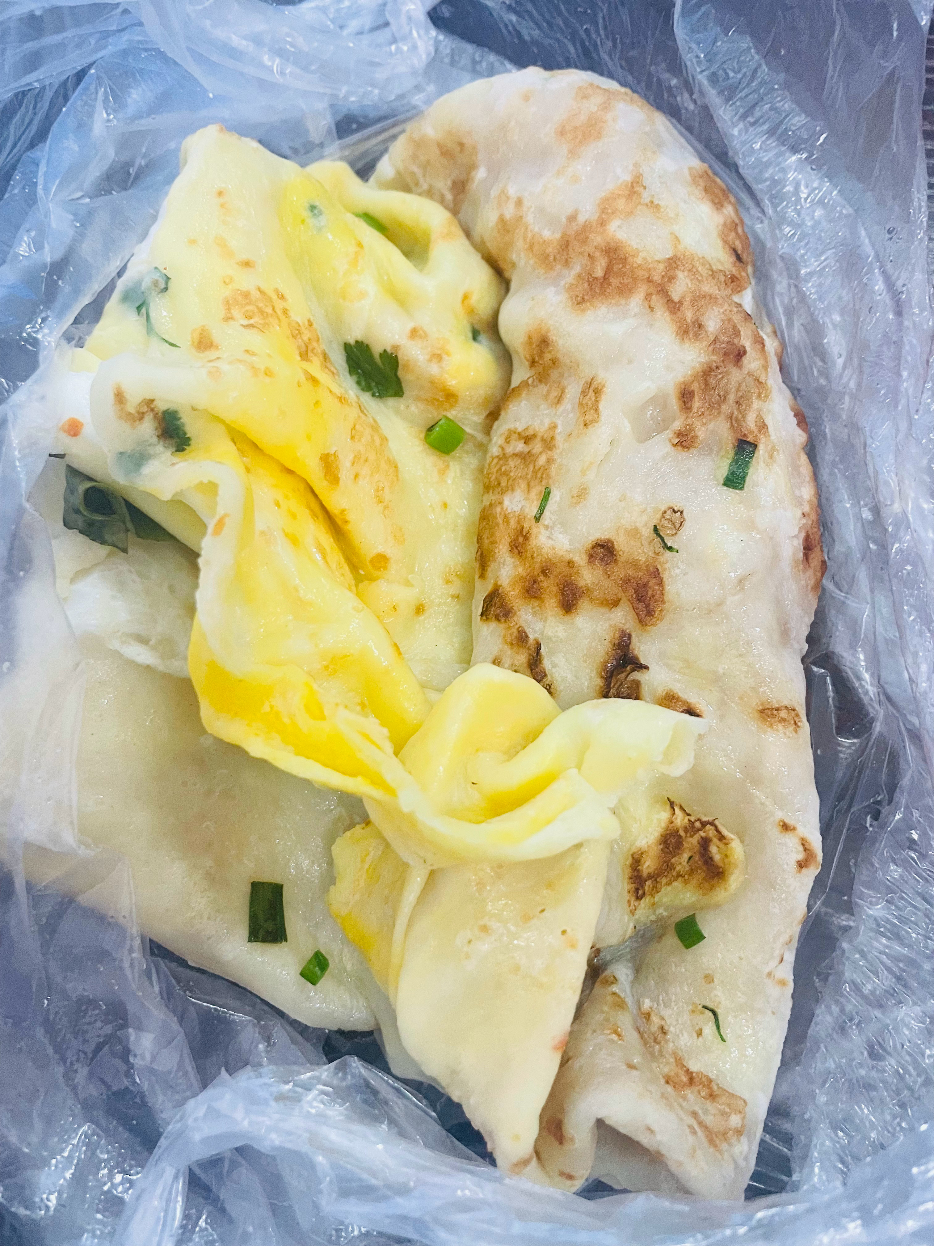 同事给我带的鸡蛋灌饼，我爱吃的。 