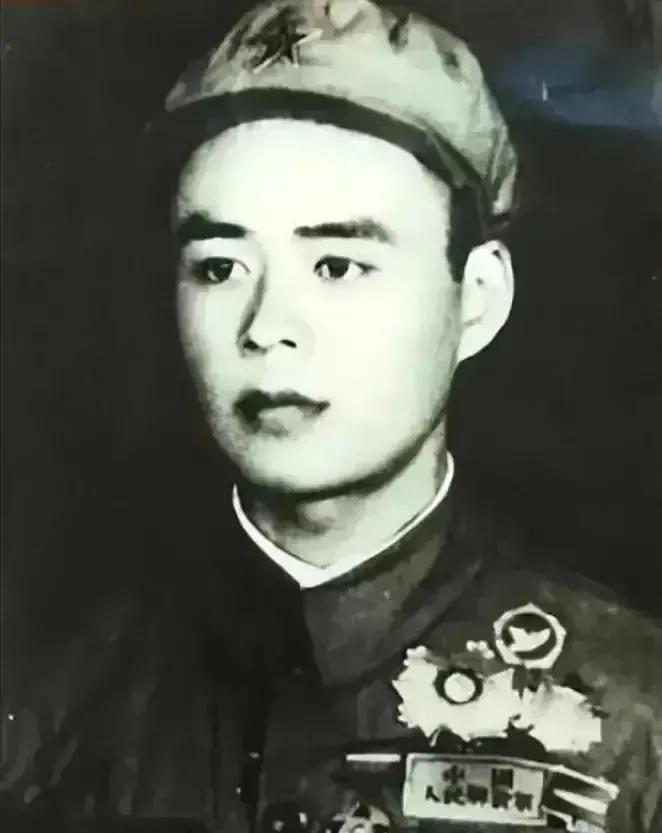 1952年，上甘岭阵地上，16岁战士唐章洪突然尿急，他索性对着迫击炮尿了起来，没