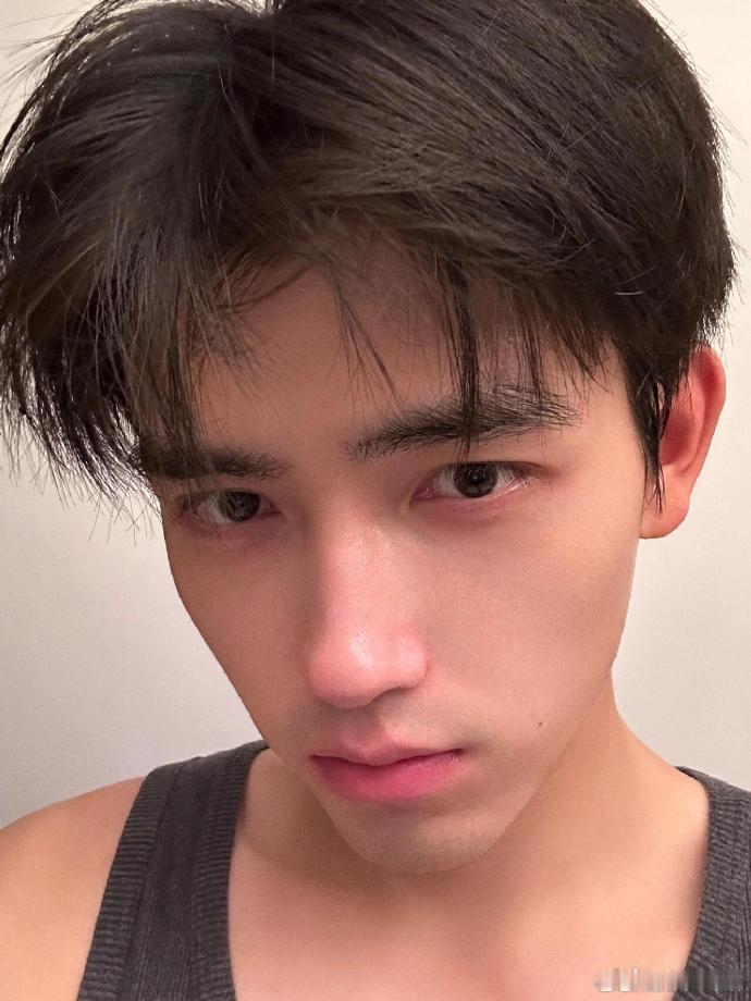 陈飞宇素颜 谁懂素颜的陈飞宇有多绝！没有妆造的加持，反而把他五官的优势全部展现出