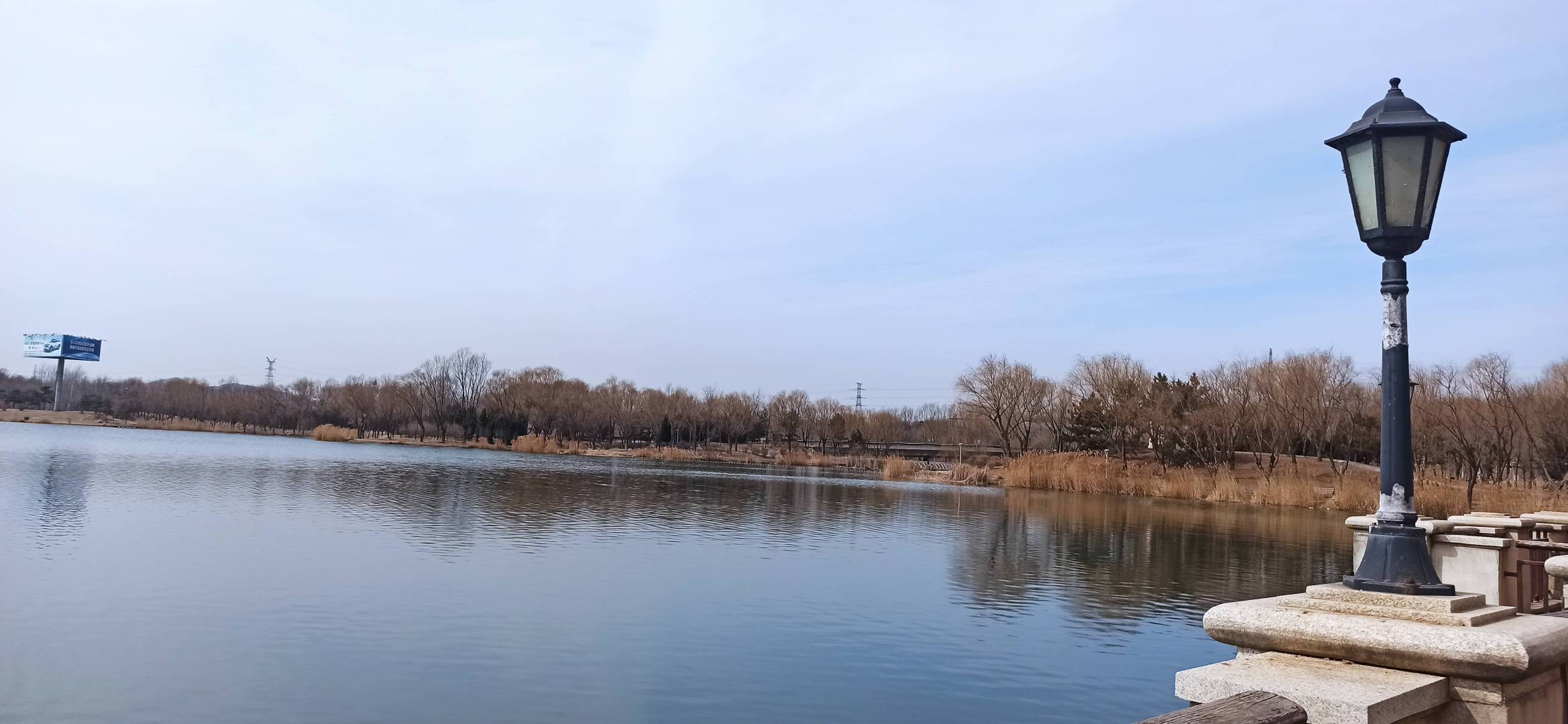 长久耐得住独处寂寞的人，能避开许多无谓的感情伤害；浮躁的人急于寻找陪伴，反倒更容