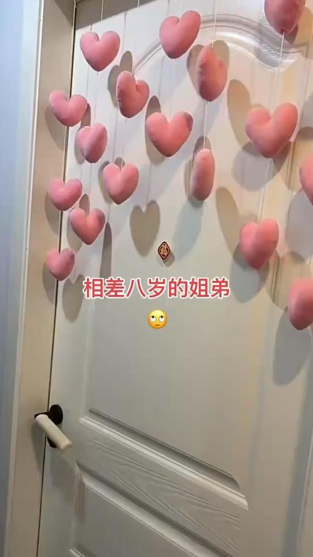 相差八岁的姐弟。
相差八岁的姐弟。