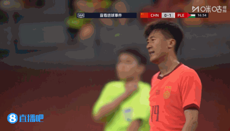 开场仅15分钟国足就丢球了，巴勒斯坦中场大将恩佐在禁区左侧大脚斜传禁区，在后点卡