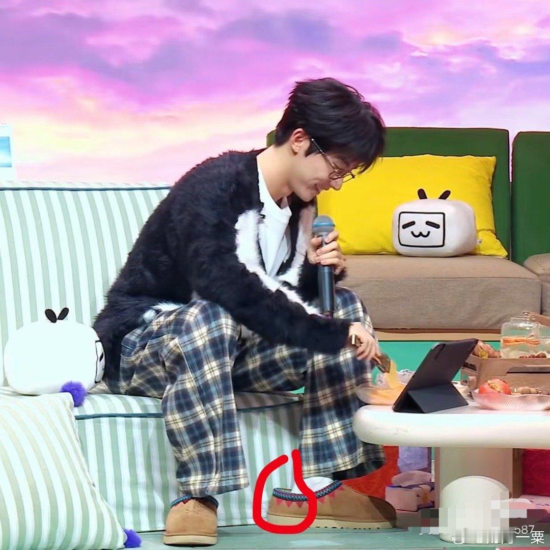 看到大家都在问，开个脑洞：有没有一种可能，这本身就是一种很“新”的造型思路？打破