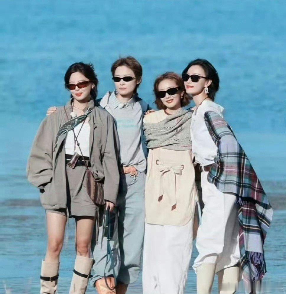 李宇春辛芷蕾高叶倪妮新综收官合照李宇春辛芷蕾高叶倪妮新综收官合照🈶，期待播出！