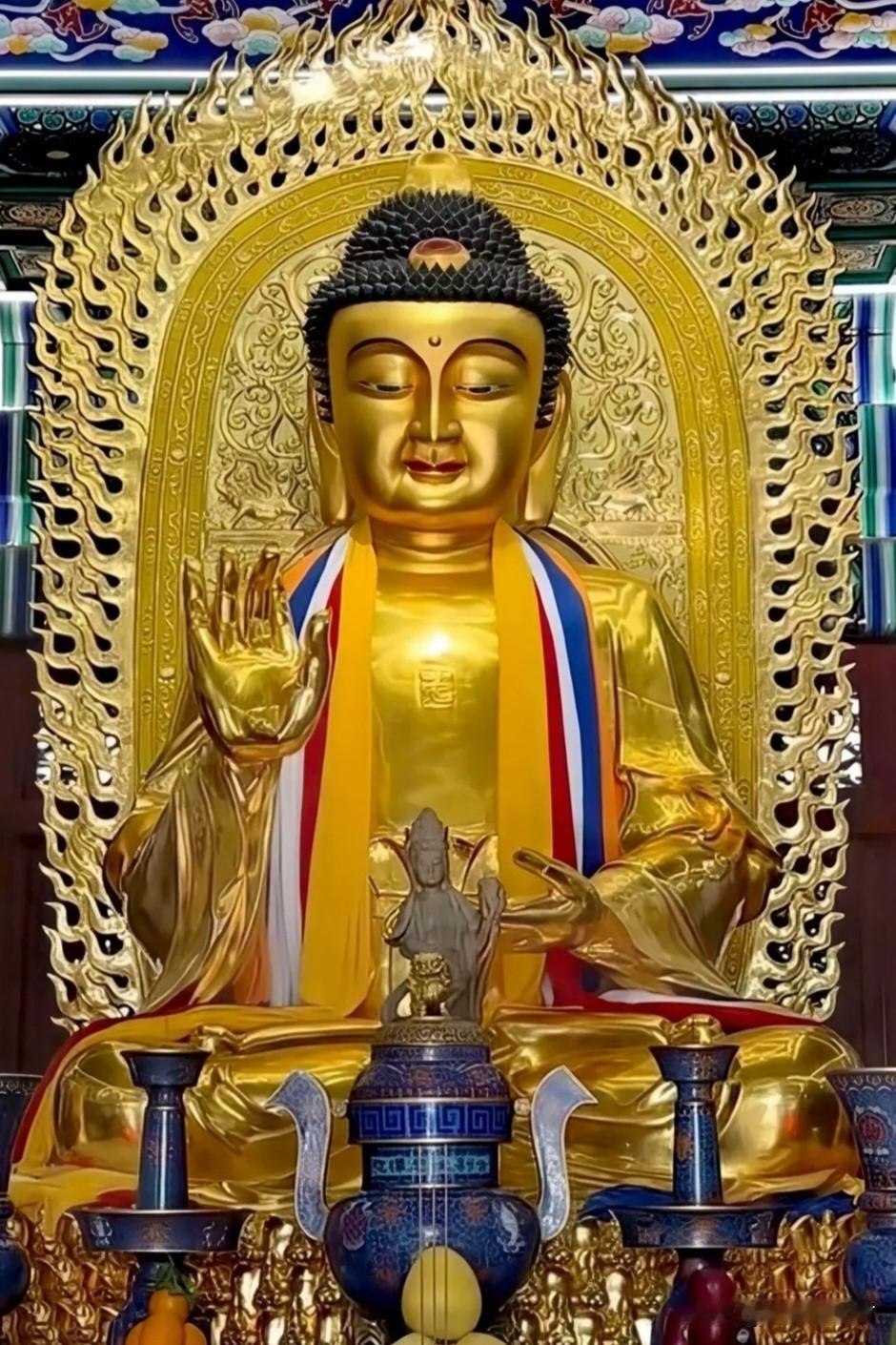 天津大悲院释迦牟尼佛
 
走进天津大悲禅院大雄宝殿，正中释迦牟尼佛造像气韵沉静，