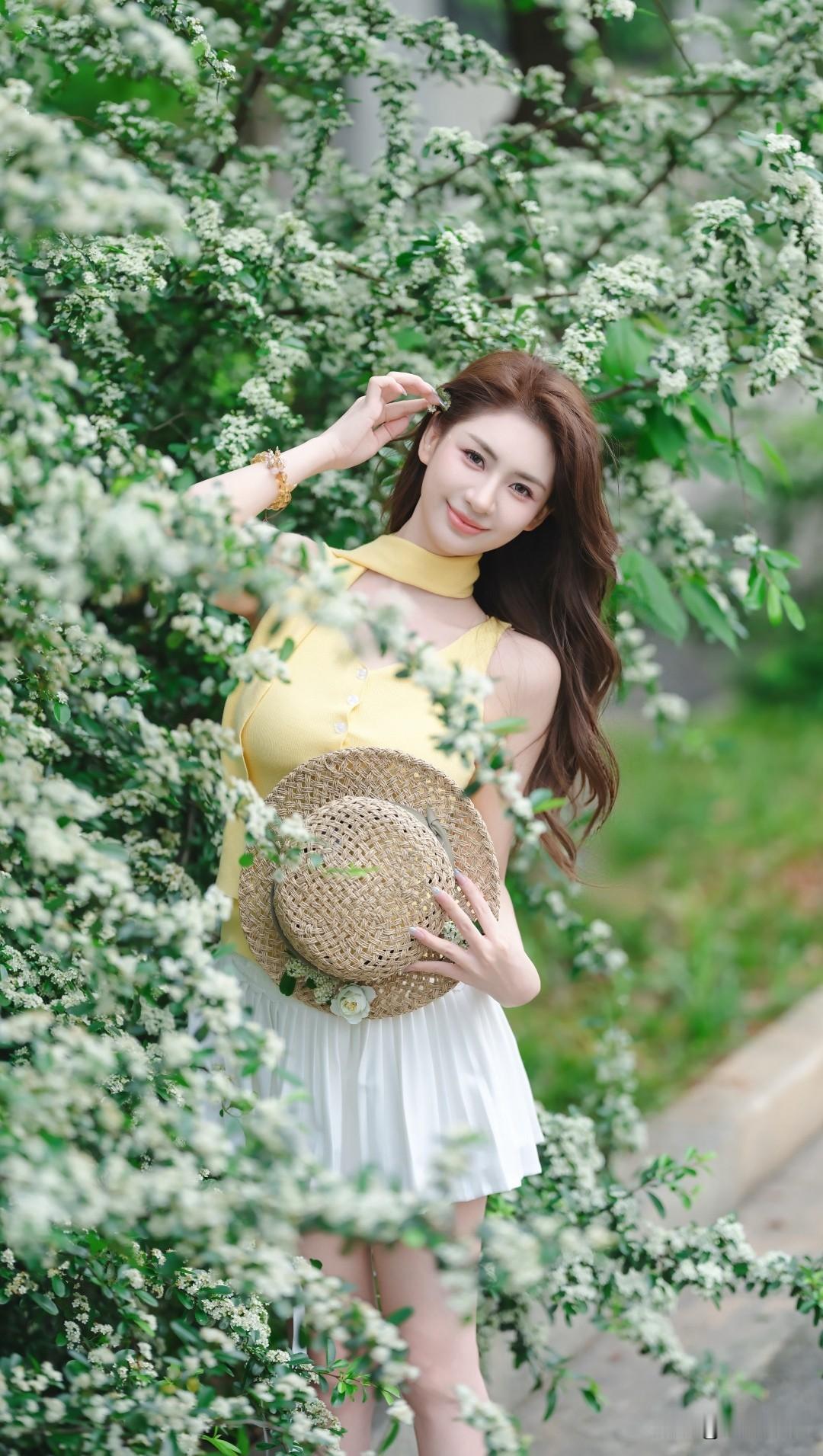 🌸 清新穿搭与自然美景的完美融合。