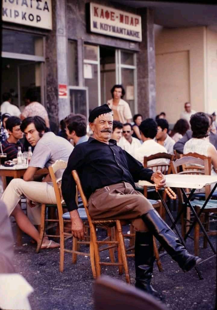 70年代，希腊，街头餐厅，一位惬意的老者 