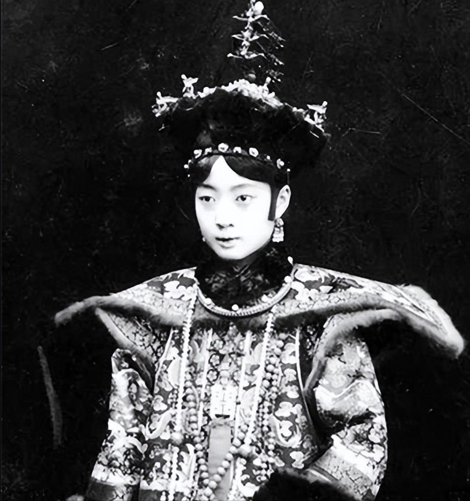晚清时期，皇后婉容将太监孙耀庭叫进闺房伺候自己洗澡，当婉容解开衣衫时，孙耀庭突然