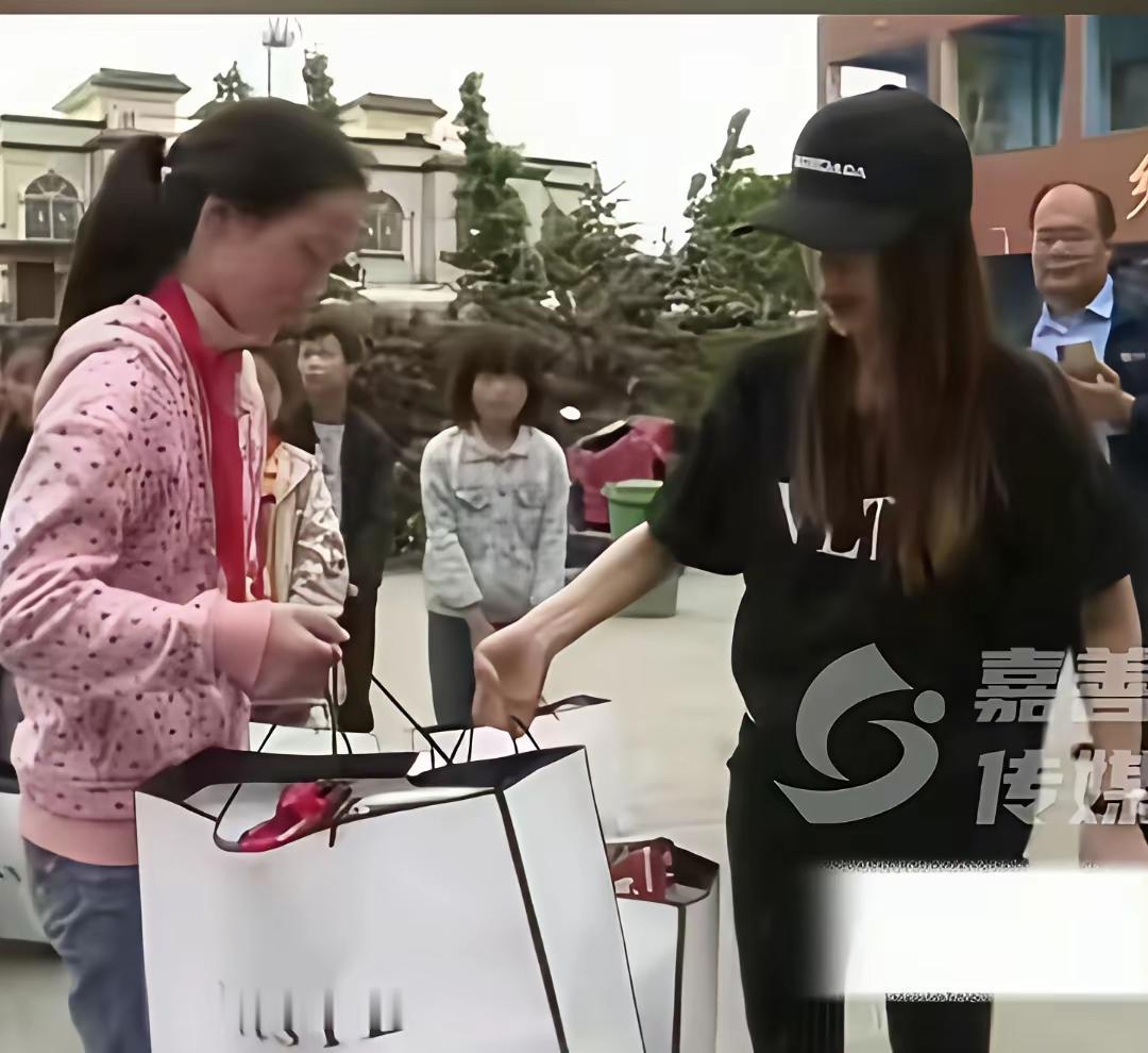 原来买韩雅平的背后还有一位默默付出的女人。那就是顾虹，身为浙江嘉善陶庄镇。

两