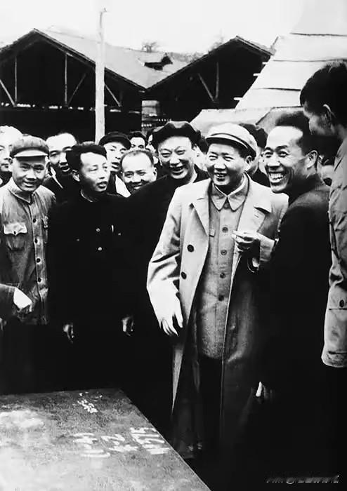 拍摄于1958年3月28日，地点为重庆建设机床制造厂，是毛主席深入一线视察军工企