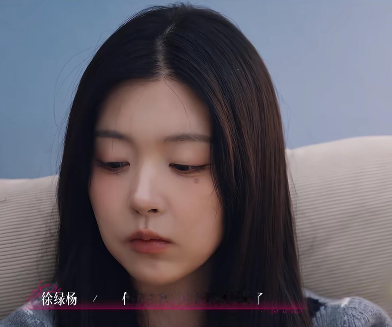 原来柳柳是单亲家庭，初中时父母离异，她跟着妈妈长大。
第一次在镜头前她说起自己的