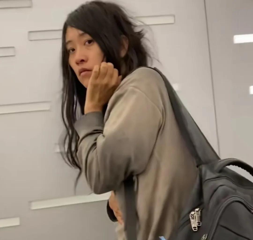 地铁隧道内一长发流浪女。