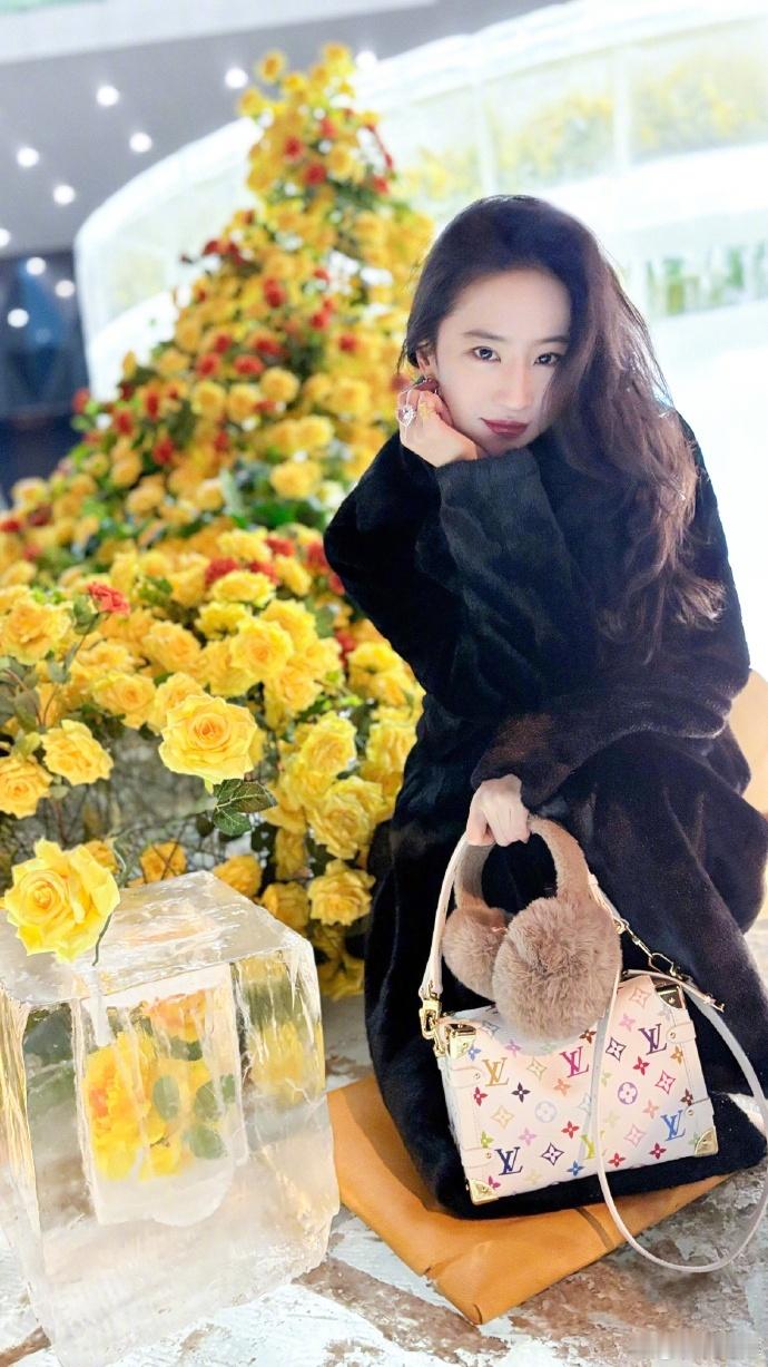 刘亦菲把妈妈合照放c位  刘亦菲带妈妈打卡冰封黄玫瑰 刘亦菲让妈妈在合照中站 c