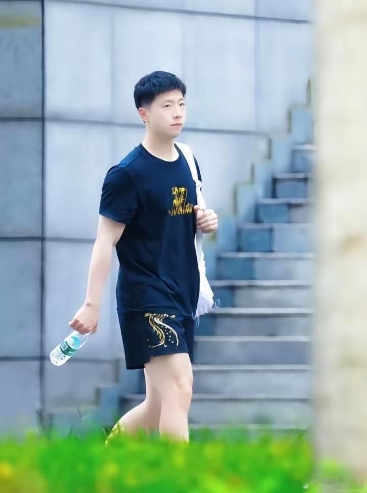 4月14日，国乒在成都集训基地全力备战伦敦世乒赛，马龙的最新路透一出来，直接让人