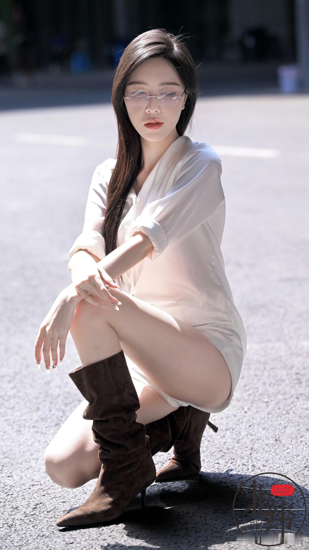 都市街头，时尚甜酷女孩，白色衬衫与棕色靴子完美搭配，尽显个性魅力！👠💃