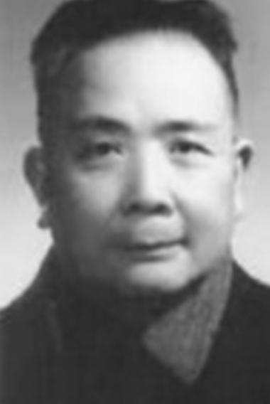 50年代初，新疆迪化监狱里一个戴着镣铐的中年人被临时叫出牢房，他满脸疲惫，以为要