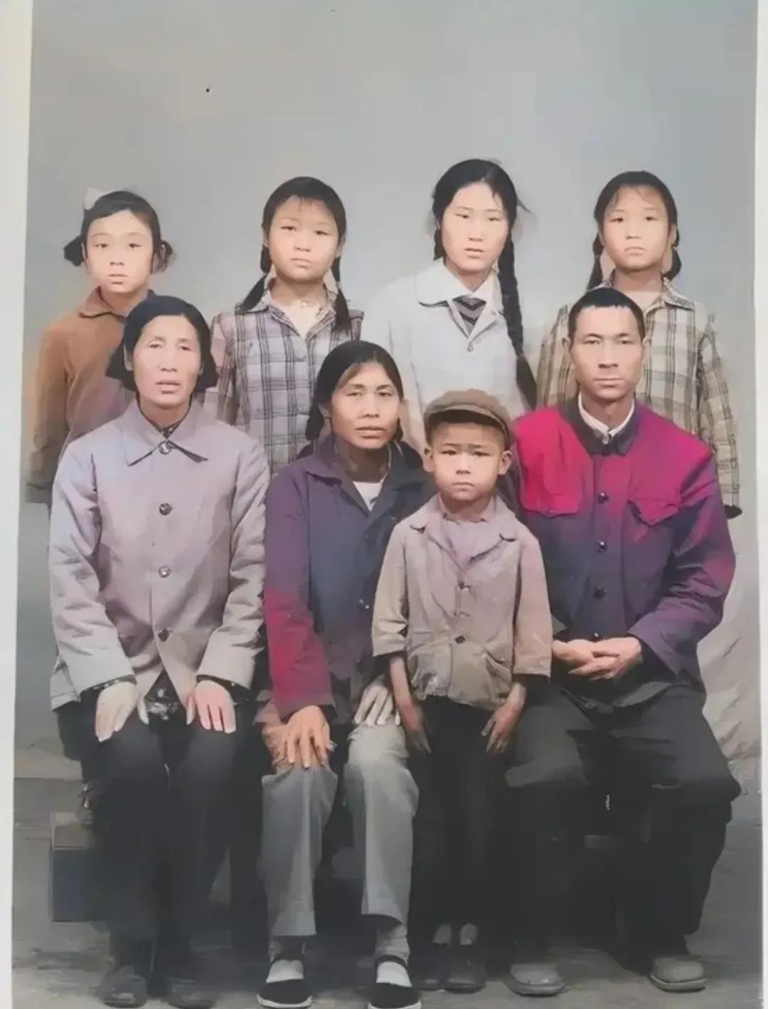 60年代的农村家庭，留下的一张合影，照片中的夫妇年轻而朴实，身后站着四个孩子，中