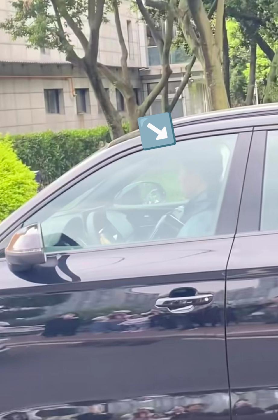 马龙果然也到成都了！！

今天有网友在成都看到马龙也来到了封训基地了，而且是开车