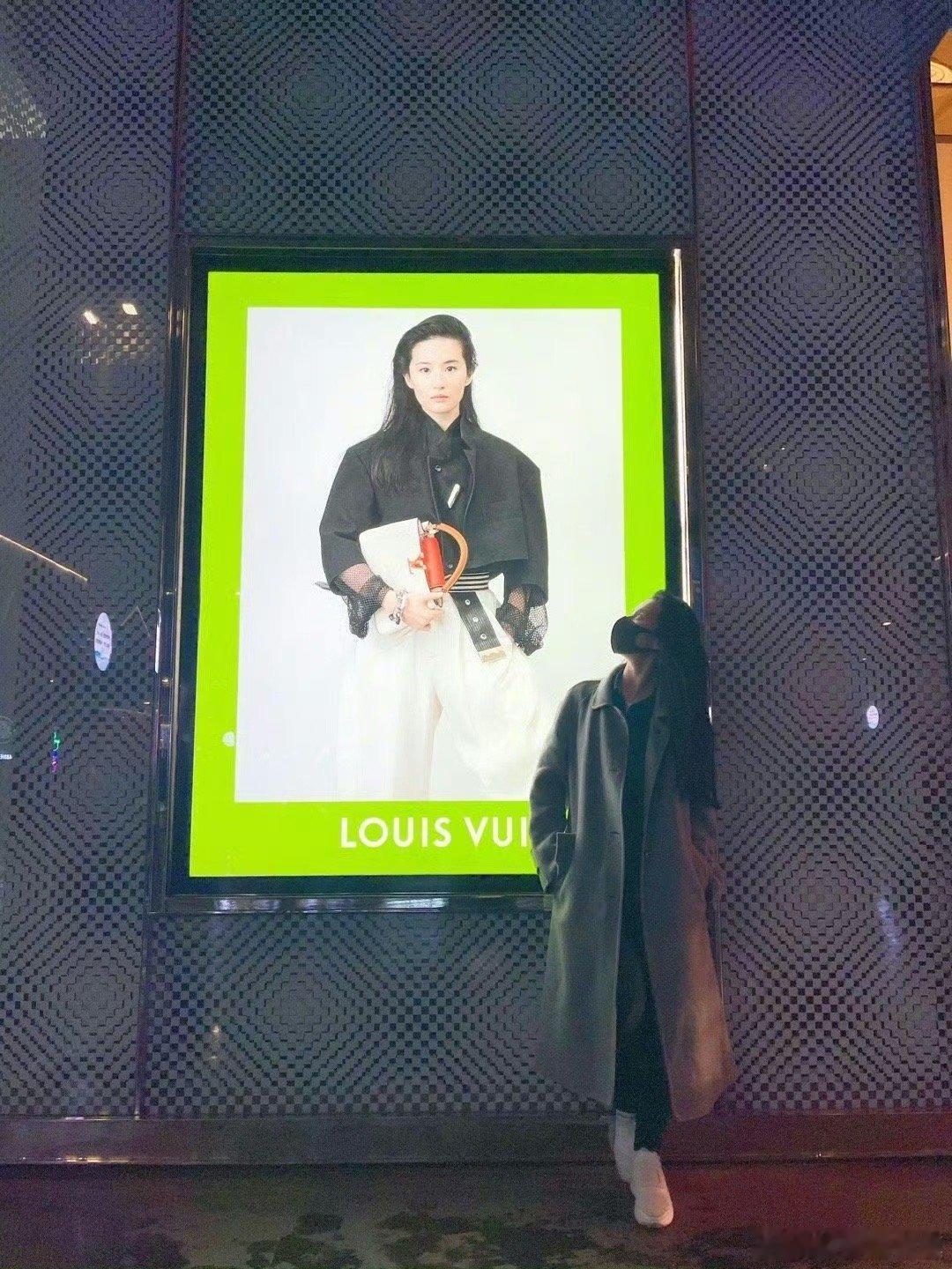 刘亦菲刚加入LV的时候，给了三轮包袋硬广。王嘉尔待遇超级好，LV全球地广正铺的热