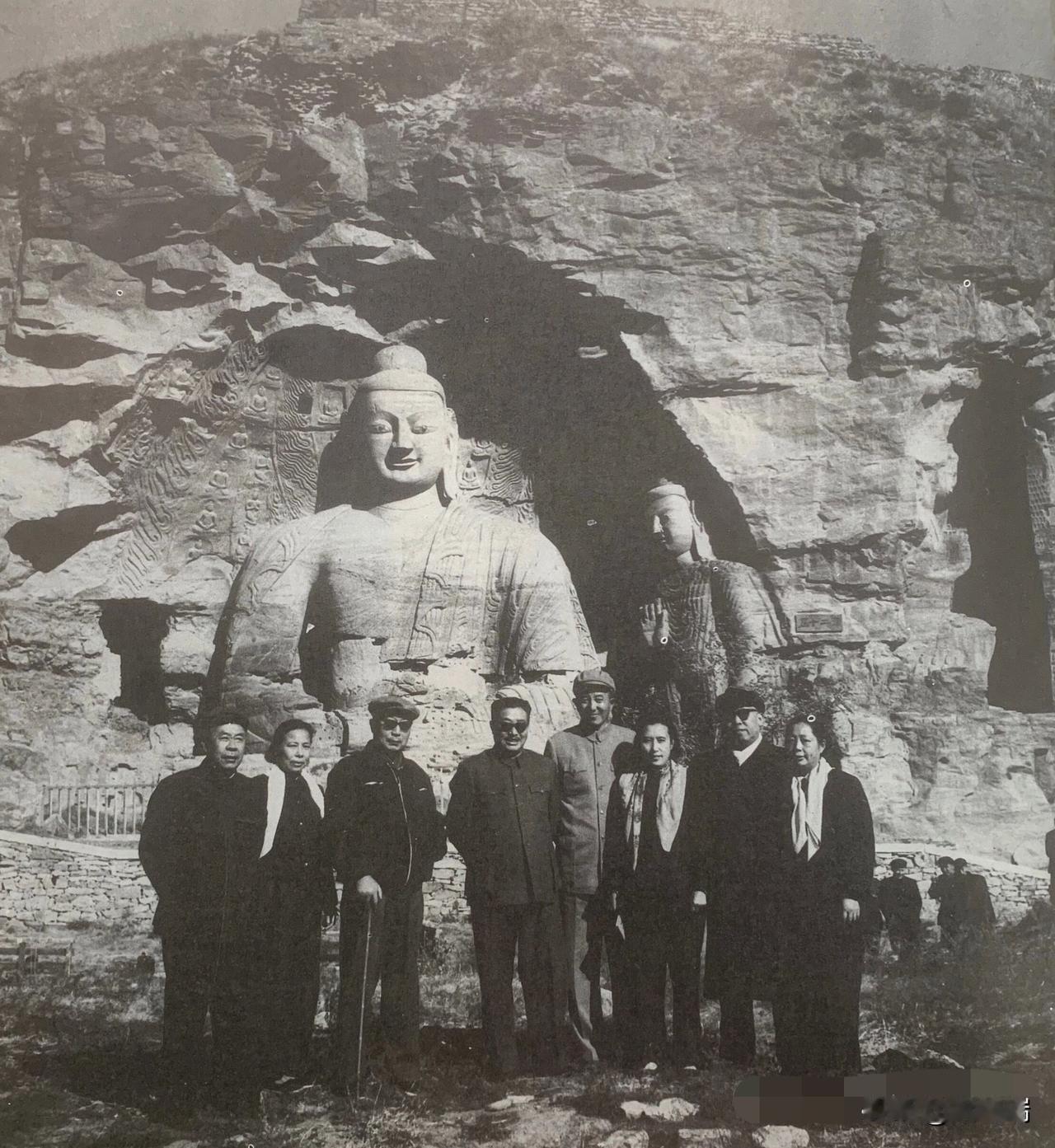 这张照片拍摄于1958年10月31日至11月2日，地点为山西大同云冈石窟，记录了