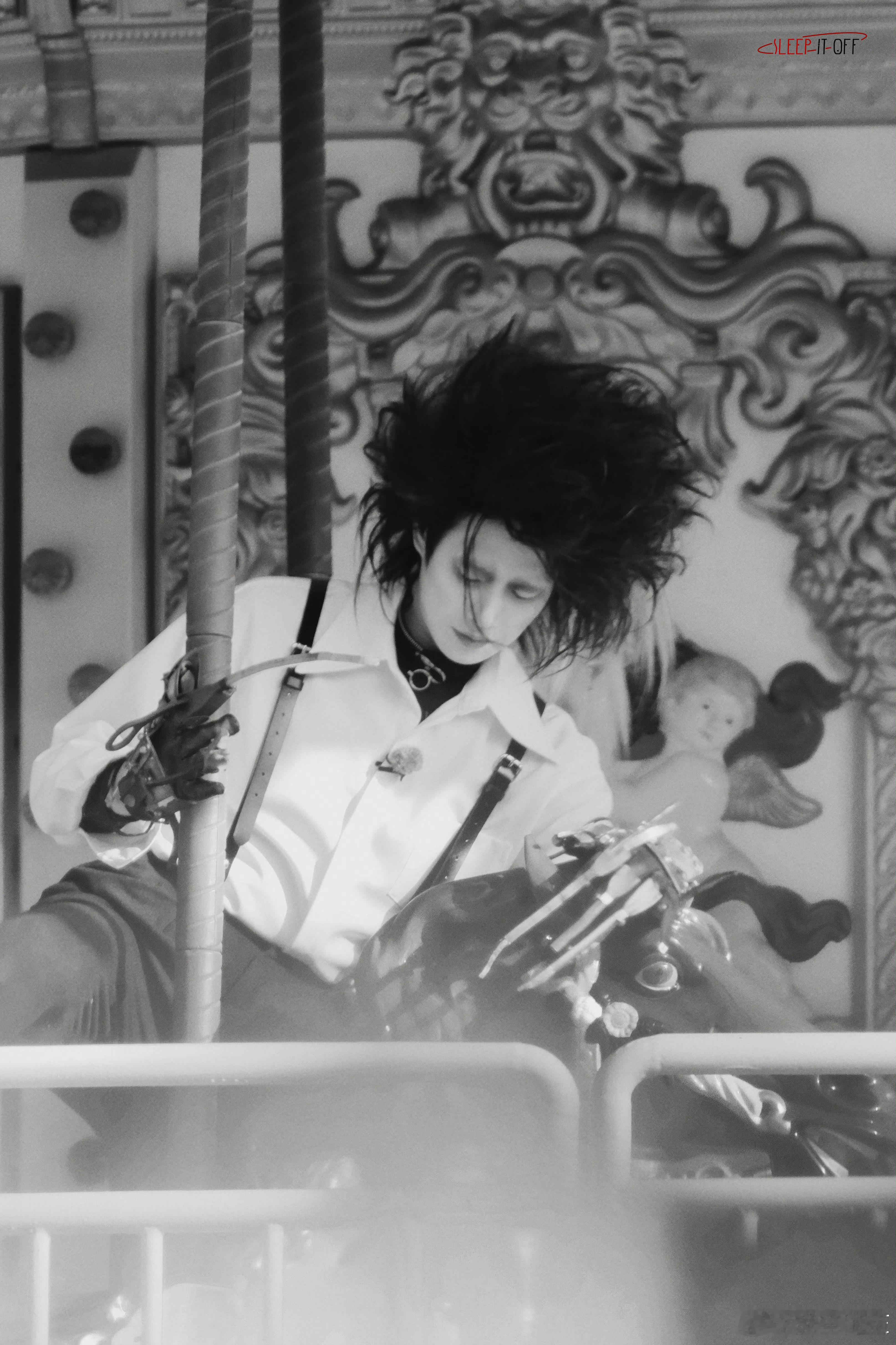 魏大勋这个剪刀手爱德华造型也还好吧……感觉还挺文艺范的 