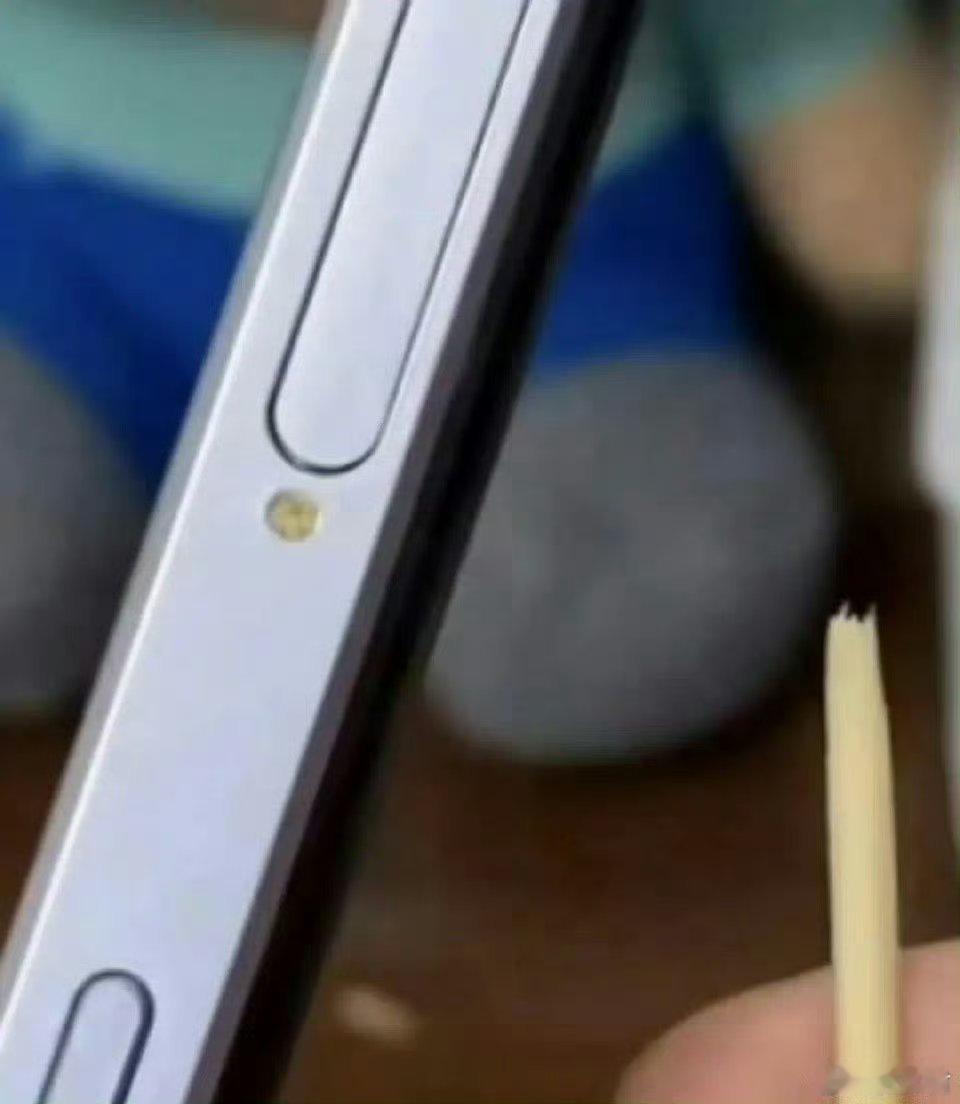 网友：不小心把牙签断到卡槽里面了，怎么办在线等。 