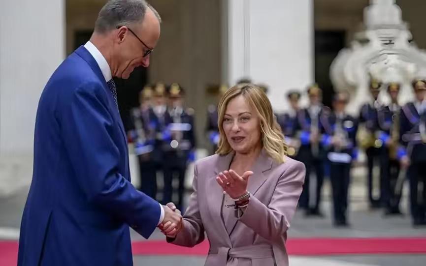 很多人奇怪欧洲为什么不直接下场跟俄罗斯开战。原因很简单，欧洲很多国家都是北约成员