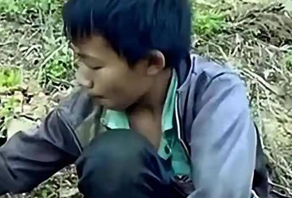 广西6岁男孩被生母丢弃、穷到吃8年野菜，14岁获捐500万，他半天花150万做了