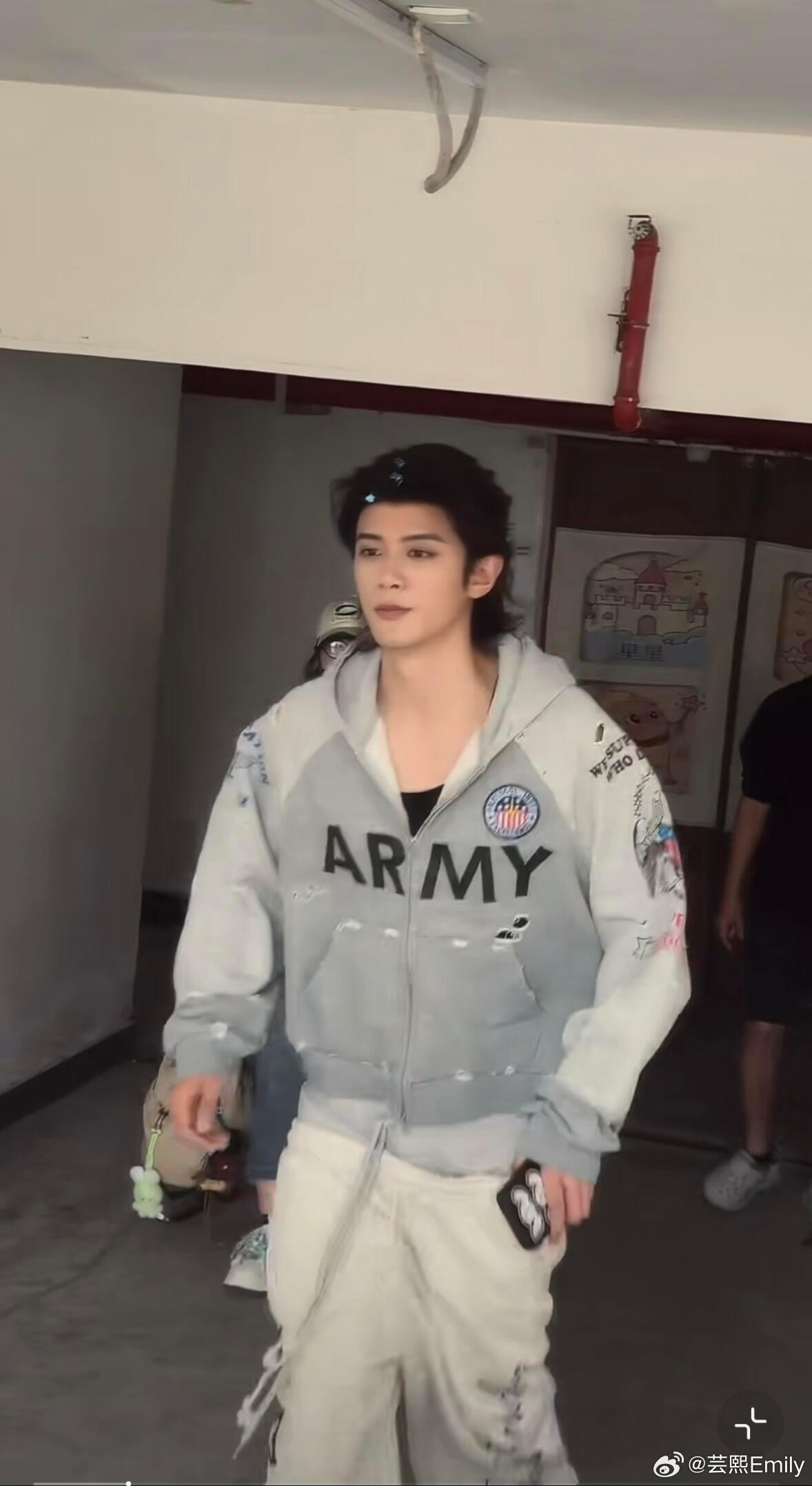 5.26邓凯浮生出装穿搭，好帅的凯哥，许愿今天有好看的新服装！ 