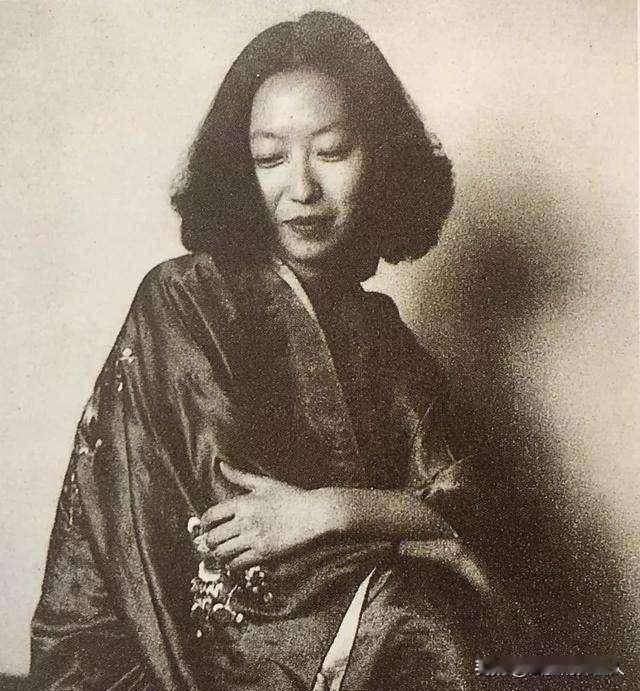 1995年，张爱玲在美国出租屋内去世，尸体一周后才被发现。她一丝不挂地躺在床上，