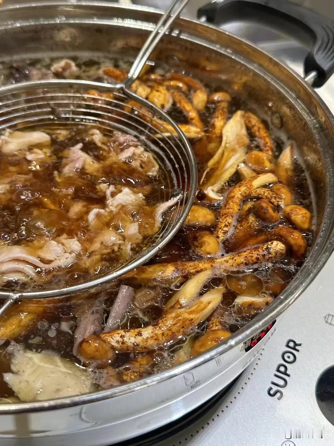  #猪脚饭的美味# #晚餐猪脚饭# #猪脚腐竹饭# #快餐家常便饭# 这一家的卤