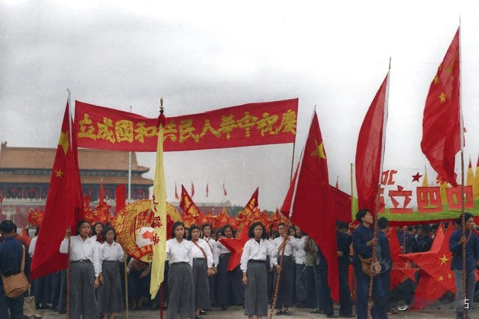 1949年10月1日，开国大典，北京天安门广场，群众游行中的女学生方阵。
照片中