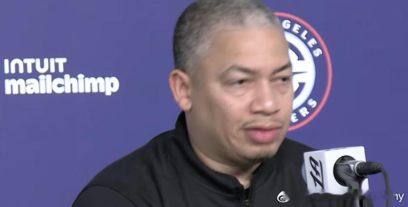 泰伦·卢：你也看到了，祖巴茨每次一触球就被包夹。那你告诉我，还能怎么打？ 