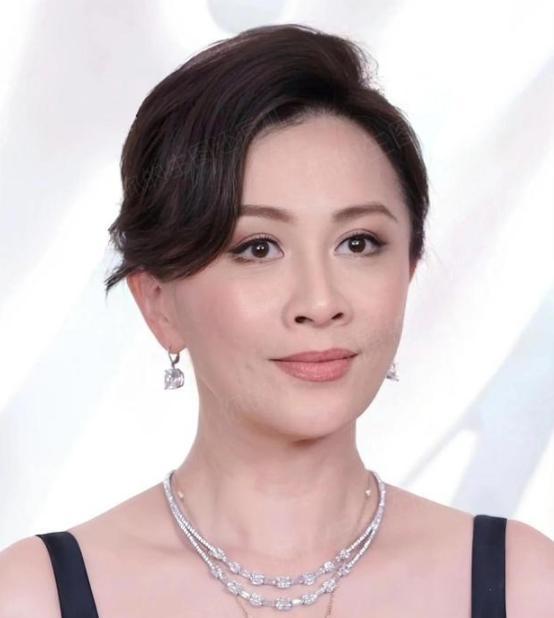 刘嘉玲被绑那年，梁朝伟推掉王家卫的片约，赔了半套房的钱。
当时报纸写他傻。