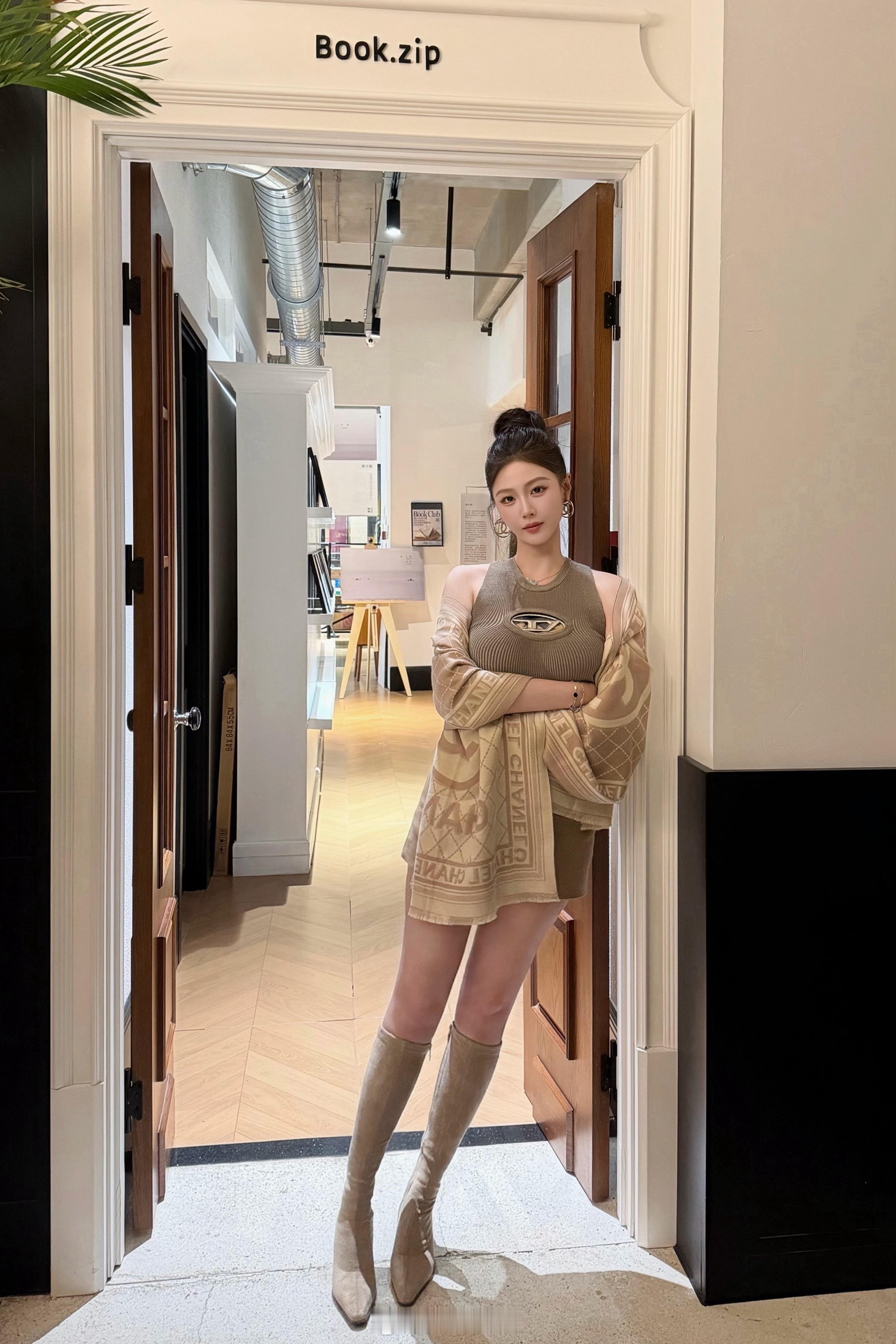 对于女人，比美丽更稀缺的是“得体”。话讲多了，自嘲地笑笑，把话题收回来；事做错了