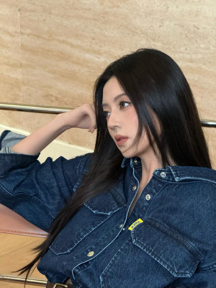 何瑞贤果然浓颜美人何瑞贤黑长直牛仔外套黑长直搭配牛仔套装，复古氛围感直接拉满 ​