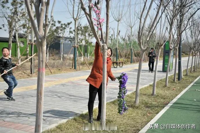 西安环卫工打落枝头花：考核冰冷，何来城市温度
 
西安街头，一幕反常的画面让人心