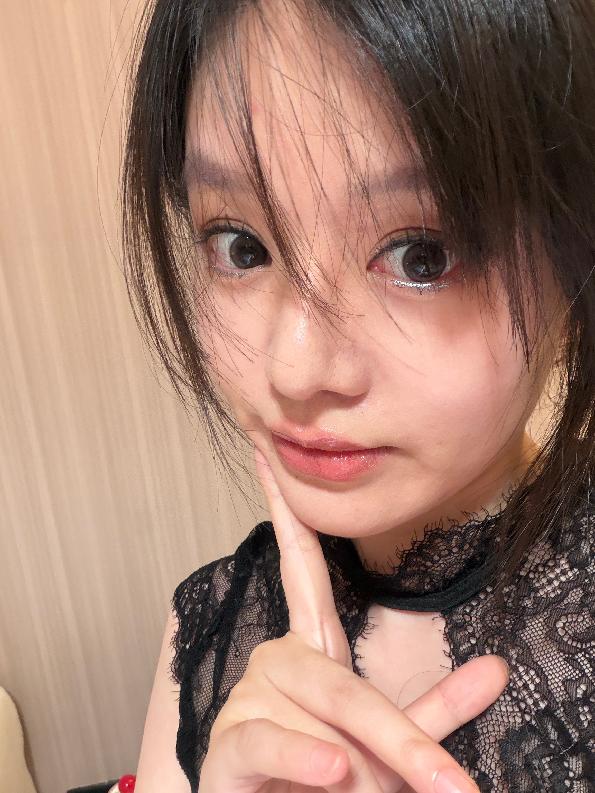 这个角度好好看啊，不敢换方位，只换手的姿势（从1比到9，那么就是9张自拍） 