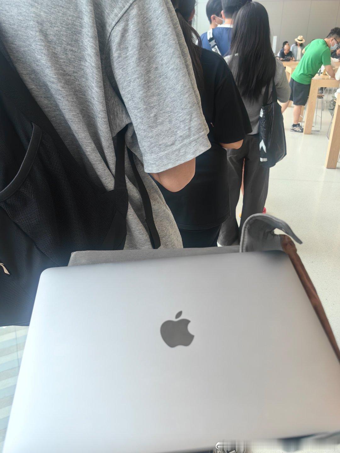 修个苹果电脑，没预约去现场取号被告知等一个半小时再来好不容易折返回来，结果还要接