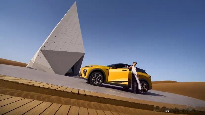 这功能属于它那套华为乾崑智能驾驶辅助系统的一部分，用起来就两个字：省心。你设定好